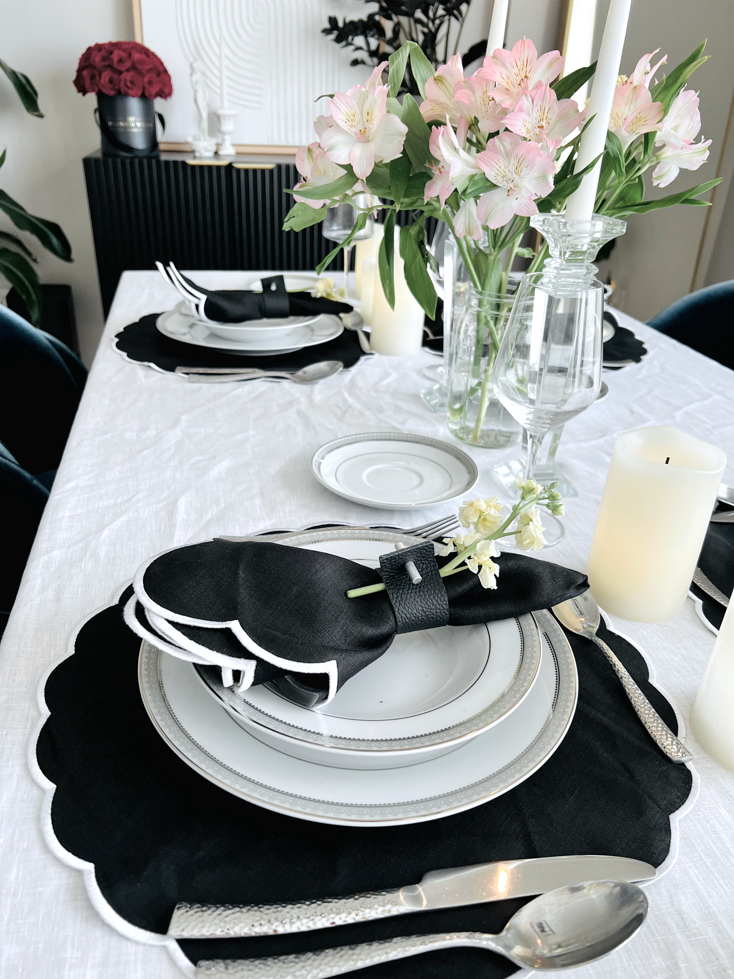 Black scalloped linen napkin placemat with white trim